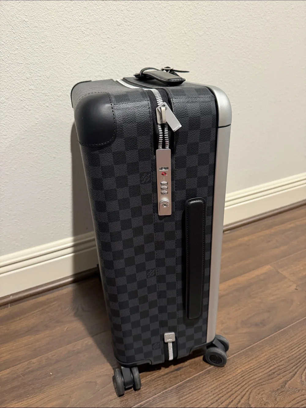 Checkerboard Louis Vuitton  horizon 55 Hard-Shell Carry-On — Black